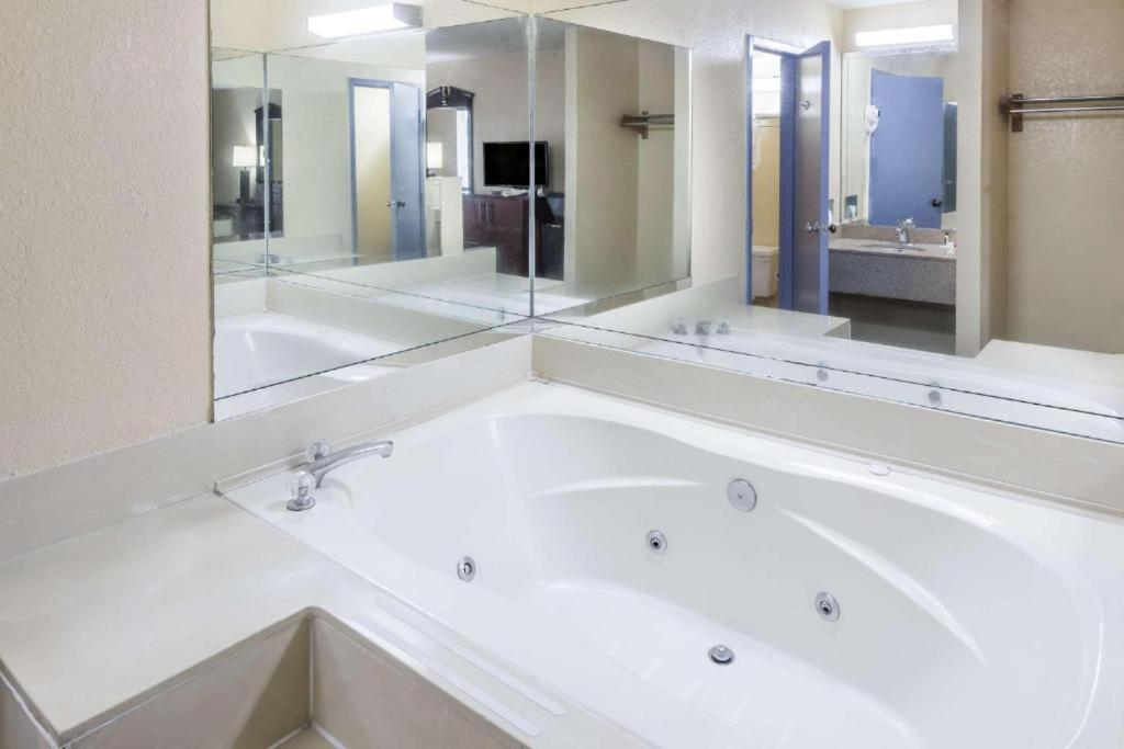Days Inn By Wyndham Walterboro Buitenkant foto