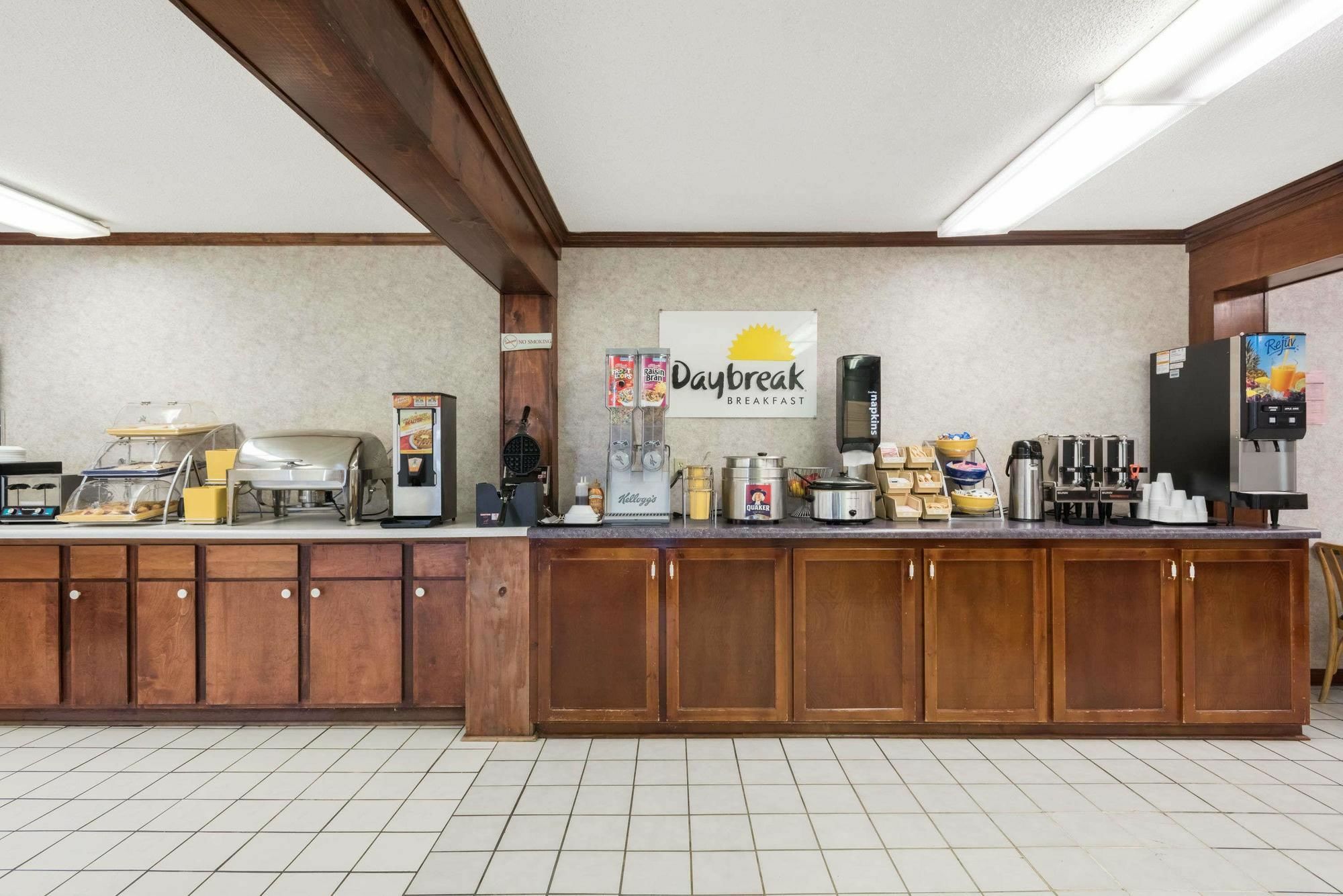 Days Inn By Wyndham Walterboro Buitenkant foto